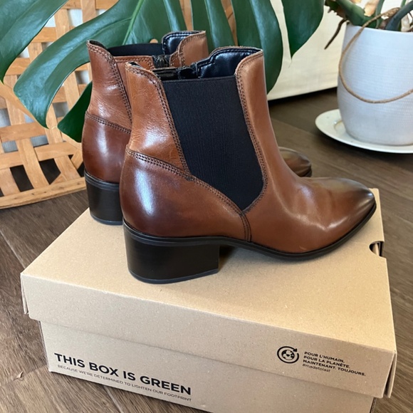 Clarks Dark Tan Leather Ankle Boot, Women's, Size 9 - Picture 3 of 10